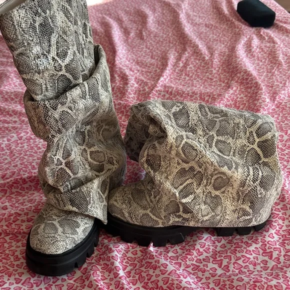 AKIRA Snakeskin Patterned Pet Boots - Picture 1 of 4